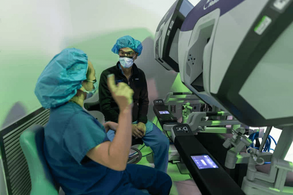 Doutores na sala com as máquinas da cirurgia
