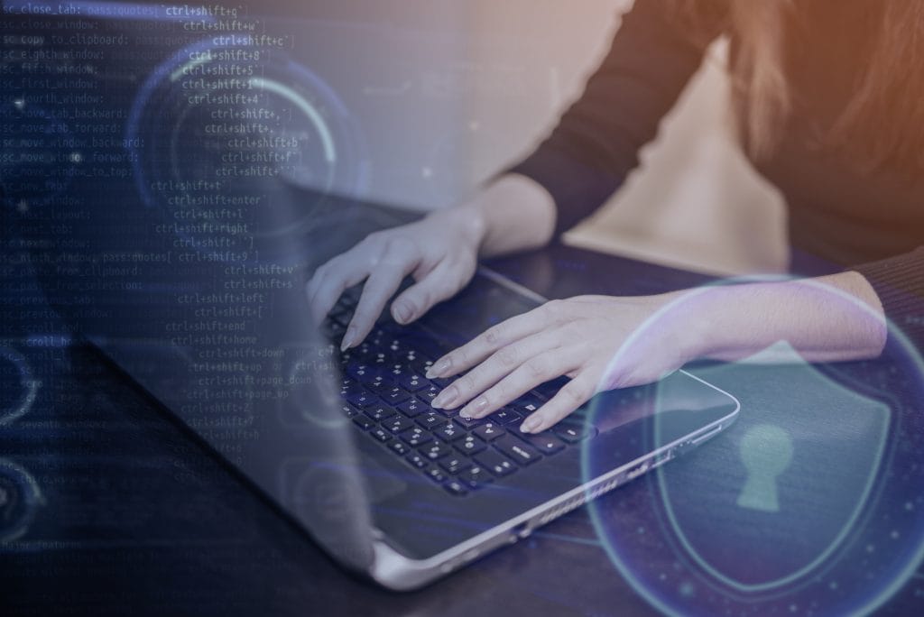 imagem de alguém a utilizar um computador de forma segura na internet