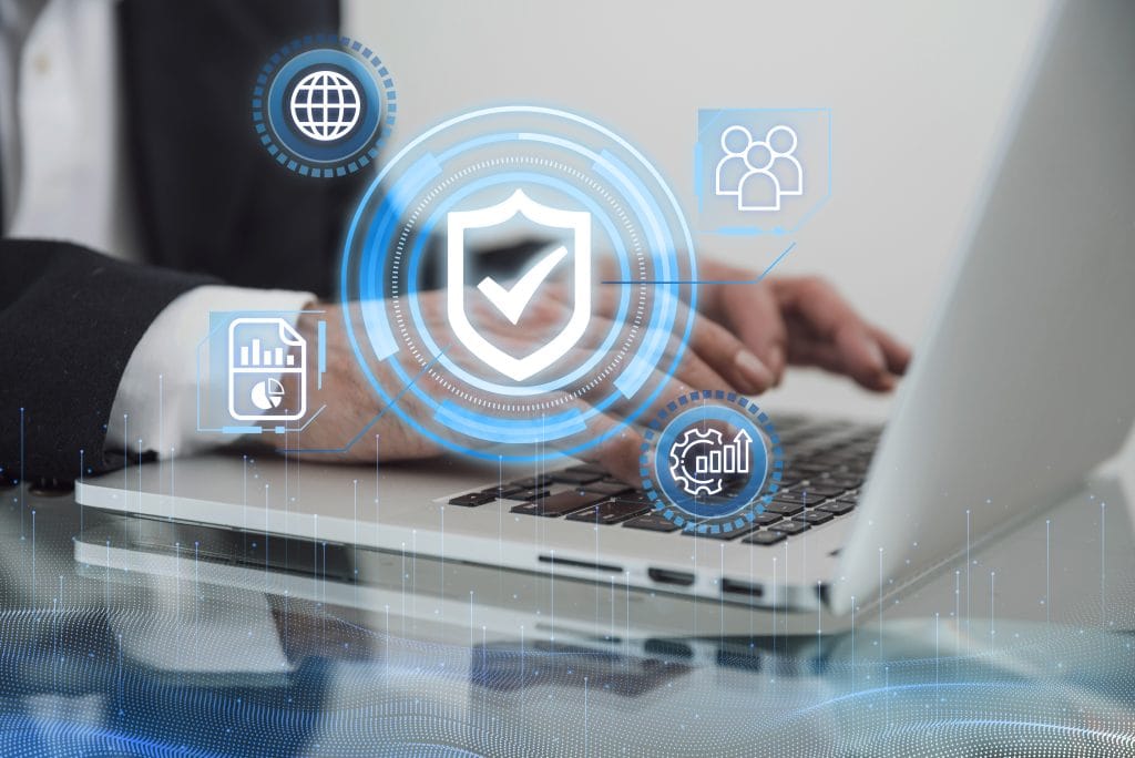 imagem de alguém a utilizar um computador de forma segura na internet